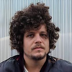 Chico Chico lança álbum com 20 faixas que exploram emoções e diversidade sonora