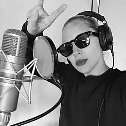 Ouvir música regularmente pode reduzir até 39% o risco de demência, diz novo estudo