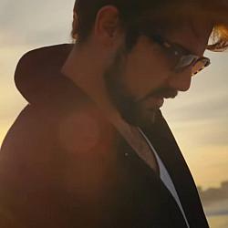 Gabriel Gonti celebra aniversário com clipe de “Quero em Dobro”, inspirado em Rubem Alves