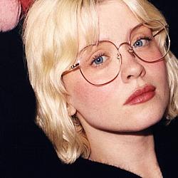 Cantora britânica Maisie Peters dá prévia de seu novo trabalho musical