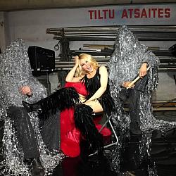 Kylie Minogue aquece o clima natalino com novo single - Hot in December