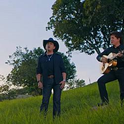 Chitãozinho e Xororó lançam canção que resgata as origens e a infância no interior