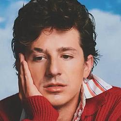 Novo single de Charlie Puth, “Beat Yourself Up”, chega com vibe retrô e animada