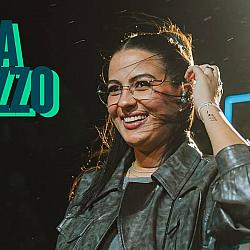 Bia Frazzo, autora de grandes hits do sertanejo, estreia como cantora em EP ao vivo gravado em Salvador