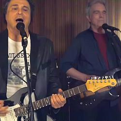 Frejat e Arnaldo Brandão lançam nova versão de “Óculos Escuros” em homenagem a Raul Seixas