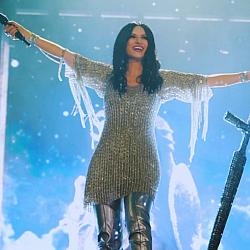 Laura Pausini inicia nova turnê mundial com show na Espanha e proposta inovadora