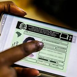 Nova CNH digital permite avaliar instrutores e amplia escolha de autoescolas no Brasil