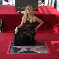 Miley Cyrus ganha estrela na Calçada da Fama de Hollywood