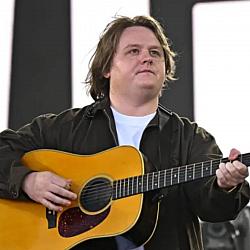 Lewis Capaldi anuncia pausa para gravar novo álbum após retorno aos palcos