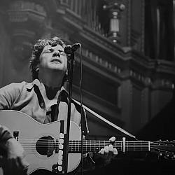 Jack Savoretti apresenta a canção The One, uma das apostas de seu novo álbum