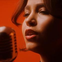 Mari Froes emociona com a música Reza Braba