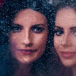 Sandy reaparece em dueto com Laura Pausini.