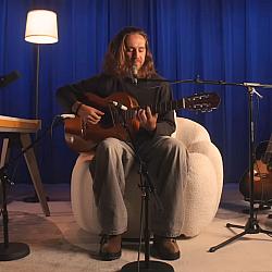 Vitor Kley aposta em voz e violão e regrava sucesso do Barão Vermelho