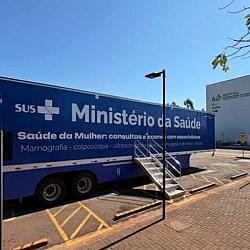 Carreta da saúde da mulher oferece atendimentos em frente ao HU