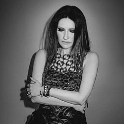 Laura Pausini resgata clássico do grupo Camila e lança “Mientes” como single