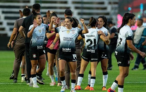 Hexacampeão, Corinthians Feminino estreia no Brasileirão em busca de cifras recordes