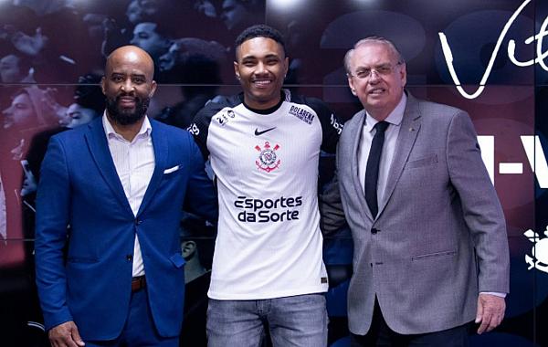 Corinthians anuncia a contratação de Vitinho, ex-Flamengo