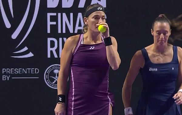 Dupla de Stefani vira sobre atual campeã e vai à semi do WTA Finals