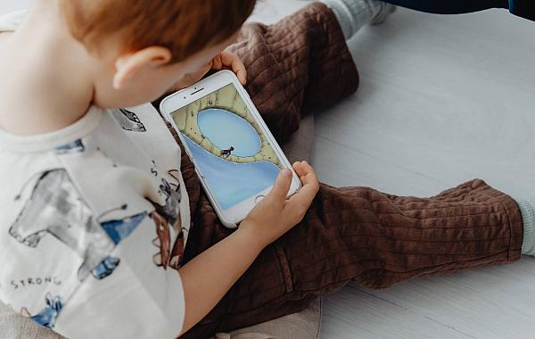 Estudo revela que celular precoce aumenta risco de depressão, insônia e obesidade em crianças