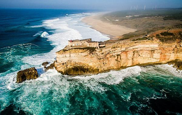 Rodrigo Koxa surfa onda gigante em Nazaré e pode quebrar recorde mundial
