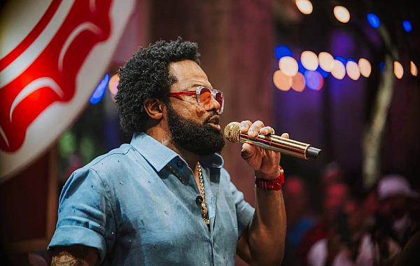 Xande de Pilares lança “Nos Braços do Povo – Vol. 2” e celebra a força do samba em novo audiovisual