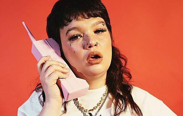 Lola Young se destaca com “Messy” nas paradas internacionais