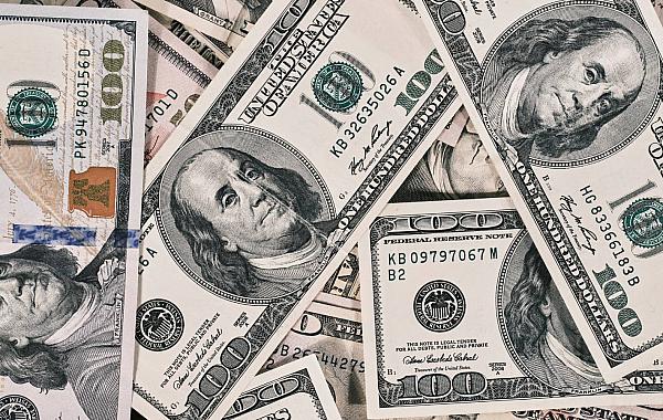 Mercados reagem à escalada de tensão no Oriente Médio, e dólar avança enquanto petróleo dispara