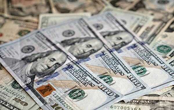 Dólar dispara e fecha a R$ 5,24 em meio a tensões no Oriente Médio e inflação acima do esperado no Brasil