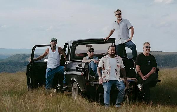 Detonautas se reinventam e apostam em nova fase com o álbum “Rádio Love Nacional”