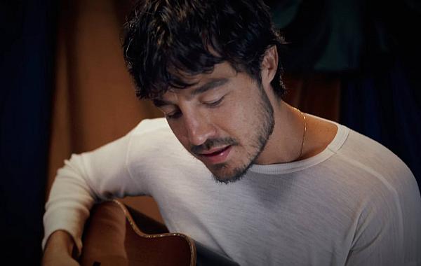 Tiago Iorc revisita “Troco Likes” em versão comemorativa com participações especiais