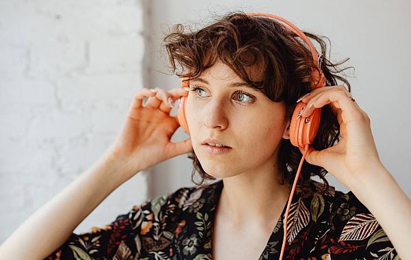 Fones com fio voltam à cena e surpreendem mercado com alta nas vendas em 2026