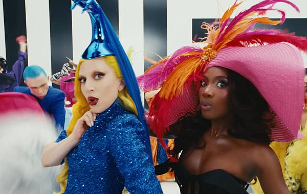 Lady Gaga e Doechii lançam clipe impactante de “Runway” para trilha de O Diabo Veste Prada 2