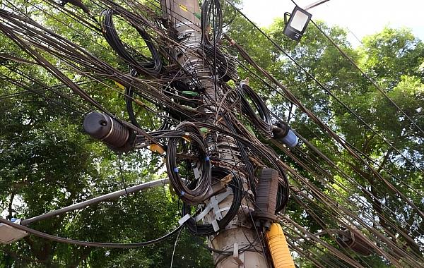 Prefeitura inicia ação para multar empresas de telefonia e internet por fios em postes