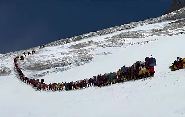 Everest bate recorde com 274 alpinistas no topo em apenas um dia