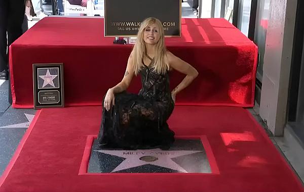 Miley Cyrus ganha estrela na Calçada da Fama de Hollywood
