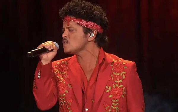 Bruno Mars divulga vídeo ao vivo de abertura da The Romantic Tour