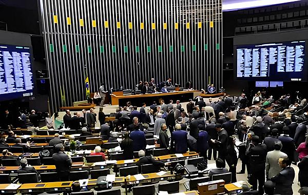 A Confederação Nacional da Indústria critica PEC do fim da escala 6x1 e alerta para impacto bilionário na economia