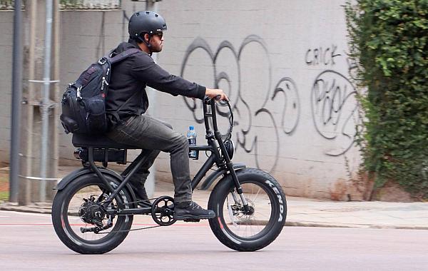 Bicicletas elétricas estão proibidas em rodovias e preocupação cresce em Dourados