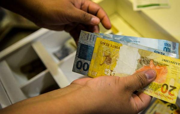 INPC, inflação usada para reajustar salários, soma 4,42% em 12 meses