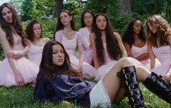 Olivia Rodrigo lança terceiro álbum de estúdio com 13 faixas inéditas