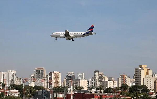 Brasil bate recorde de passageiros em voos domésticos e internacionais em 2026