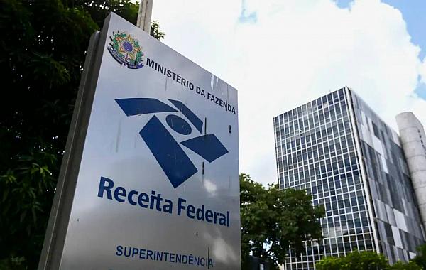 Receita Federal paga maior lote de restituição do Imposto de Renda da história