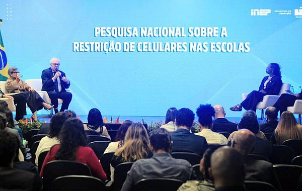 Pesquisa mostra que 92% das escolas já adotam restrição ao uso de celulares