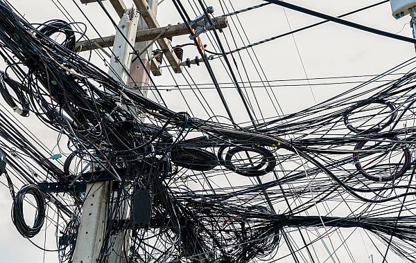 Câmara aprova projeto que obriga empresas a retirarem fios soltos de postes