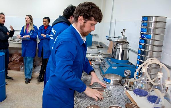 TCE-MS fiscaliza qualidade de obra de pavimentação com apoio de laboratório especializado