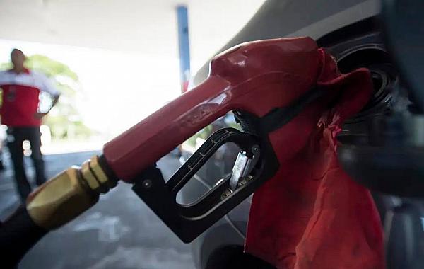 Com nova alta mundial do petróleo, governo mantém desconto na gasolina