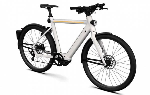 Bicicleta elétrica ganha tecnologia de segurança com câmera traseira e capacete inteligente