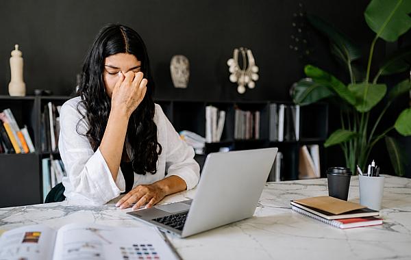 Excesso de internet pode aumentar estresse e prejudicar a rotina, aponta estudo