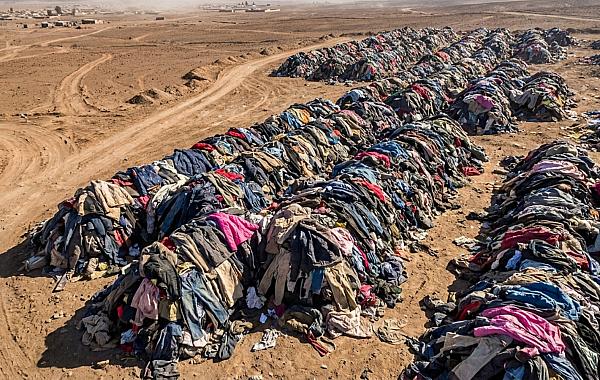 Montanha de 60 mil toneladas de roupas no Deserto do Atacama expõe impacto global da moda descartável