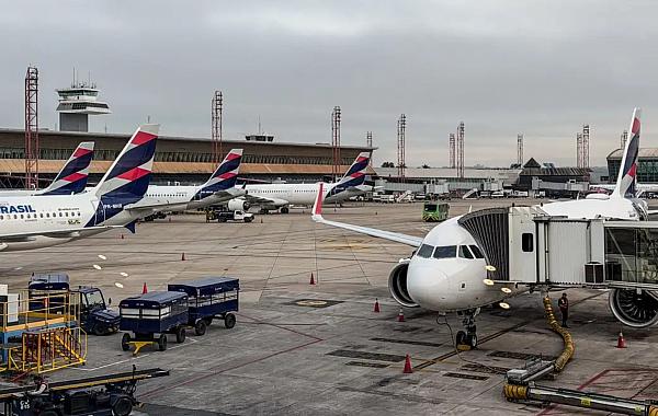 Anvisa atualiza regras de segurança sanitária para aviões e aeroportos